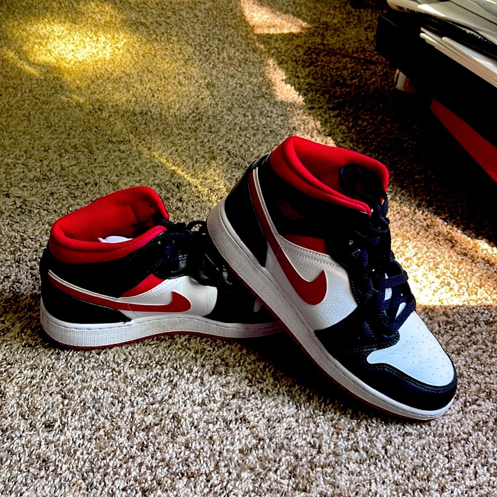 Air Jordan 1 Mid Black Gym Red size 6.5 in boys